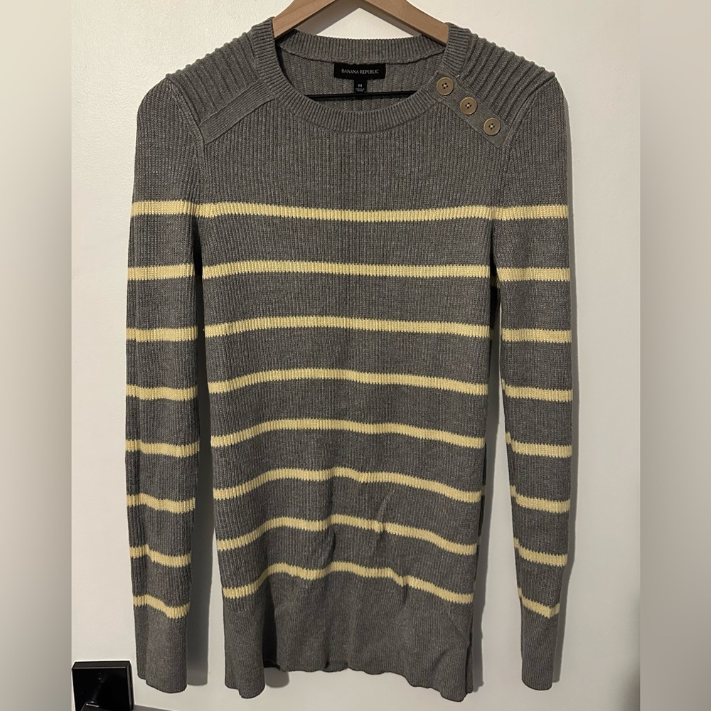 Banana Republic Women’s Gray Crewneck Sweater Size M